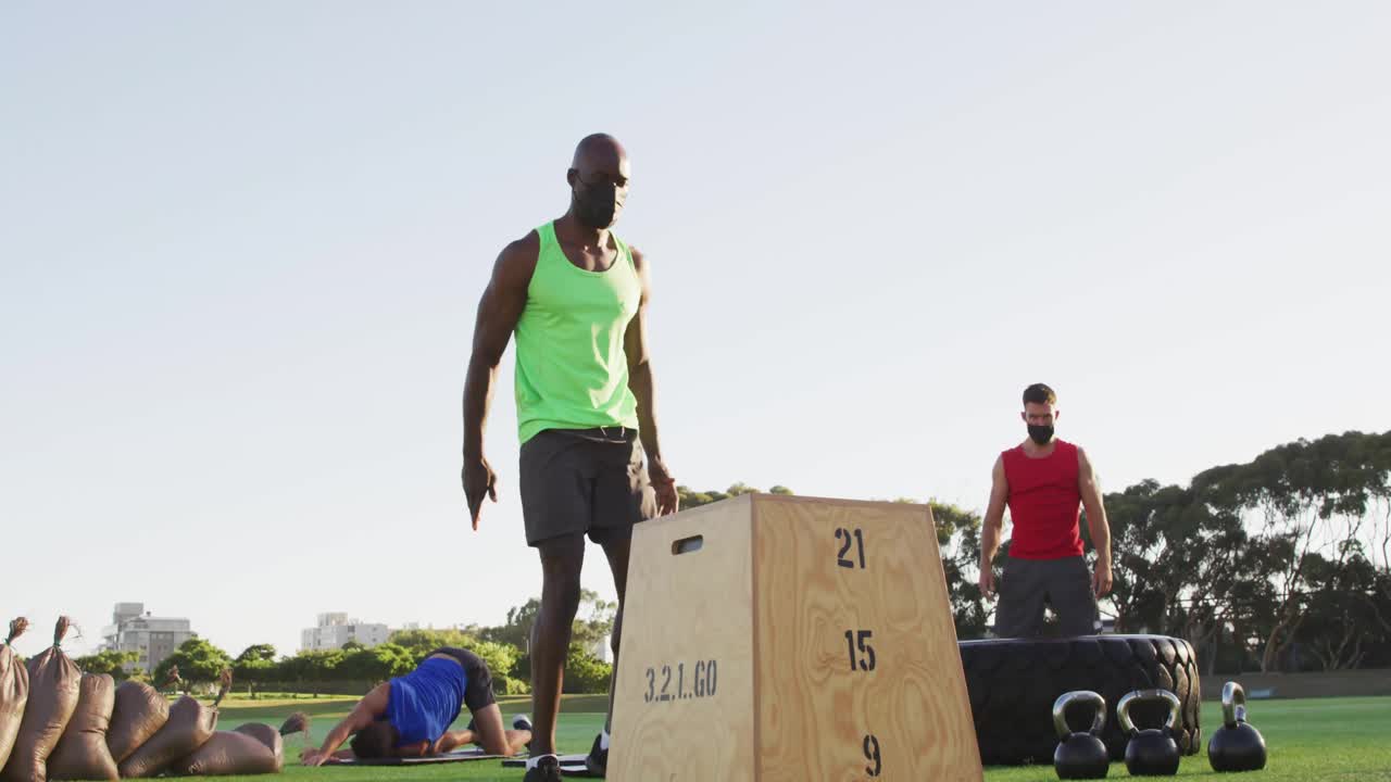 Fitnessgruppe, die einen Countdown verfolgt und Liegestütze, Box Jumps und Kniebeugen mit animierten Icons macht