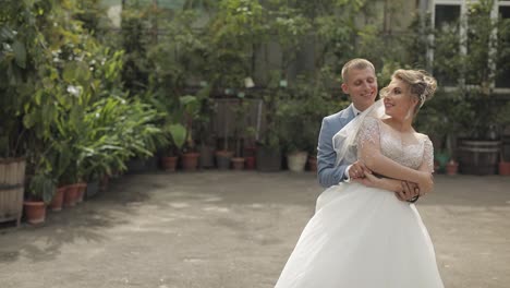 Frischvermählte.-Kaukasischer-Bräutigam-Mit-Braut-Im-Park.-Hochzeitspaar.-Glückliche-Familie