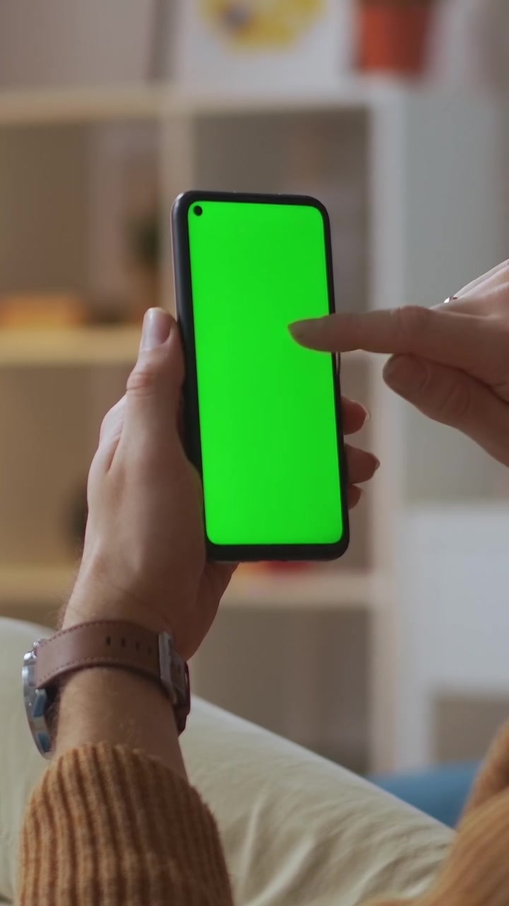 Mani che toccano e scorrono su smartphone con schermo verde