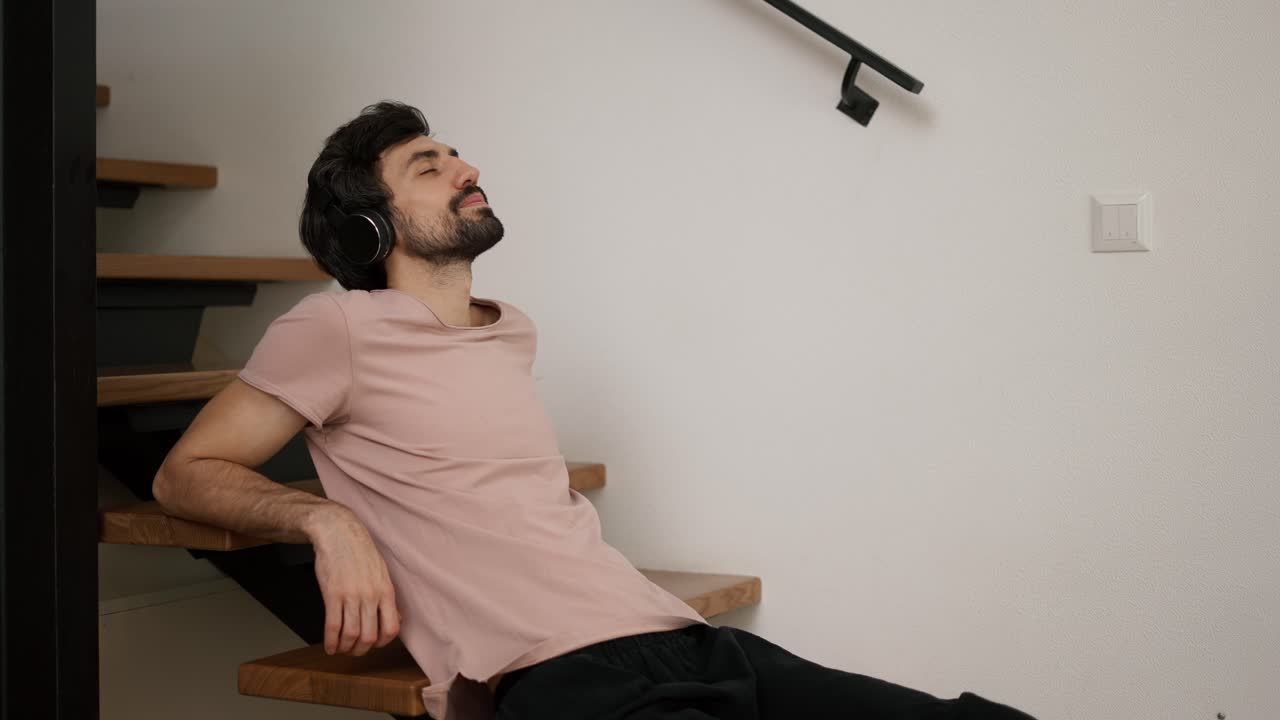 Si gode l'ascolto della musica mentre è seduto sulle scale