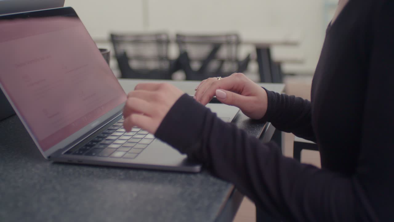 사무실에서 노트북으로 일하는 여자