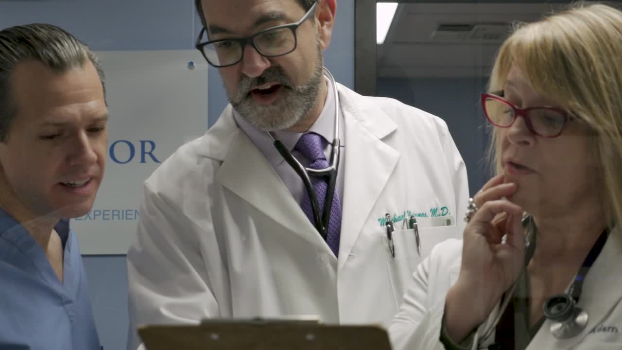 tres médicos colaborando en un caso en una clínica o hospital moderno