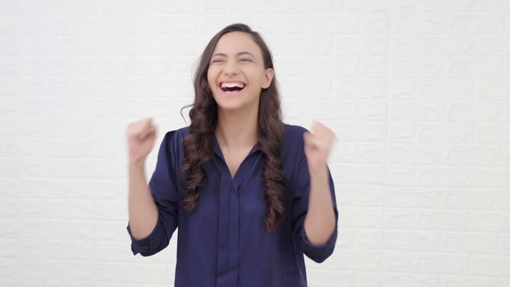Ragazza indiana entusiasta che si diverte e festeggia