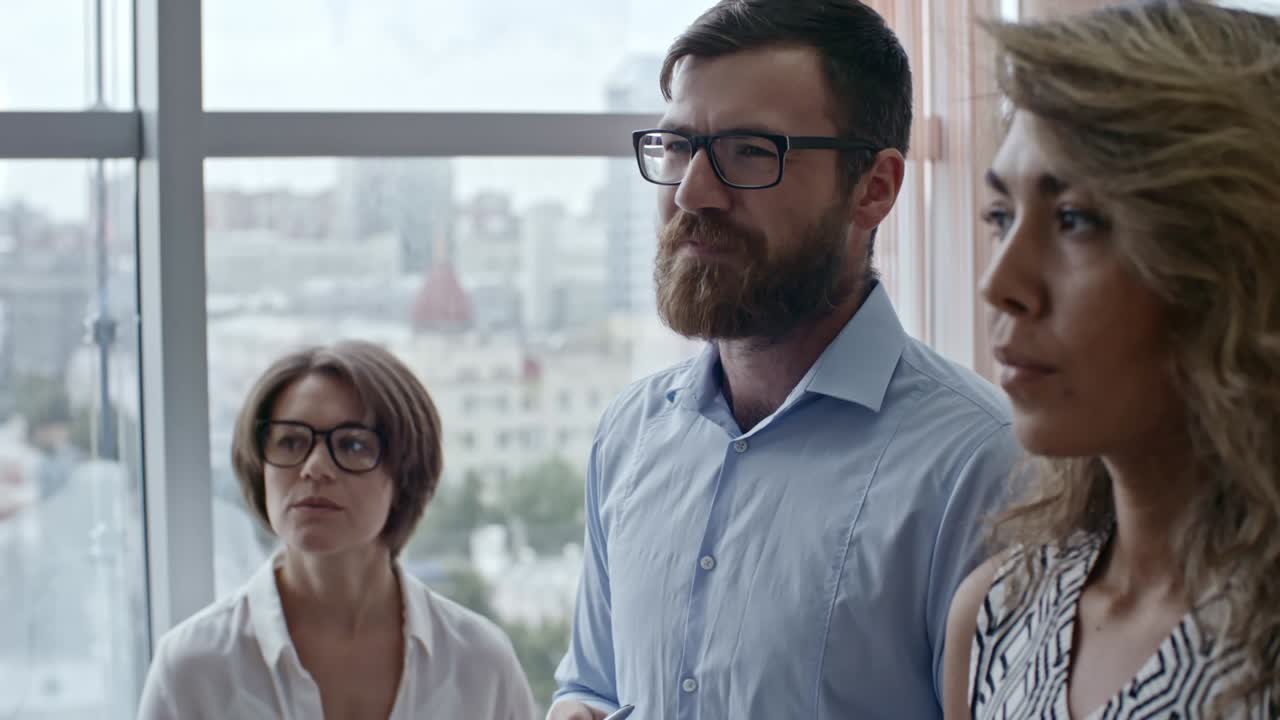 colegas en una discusión amistosa