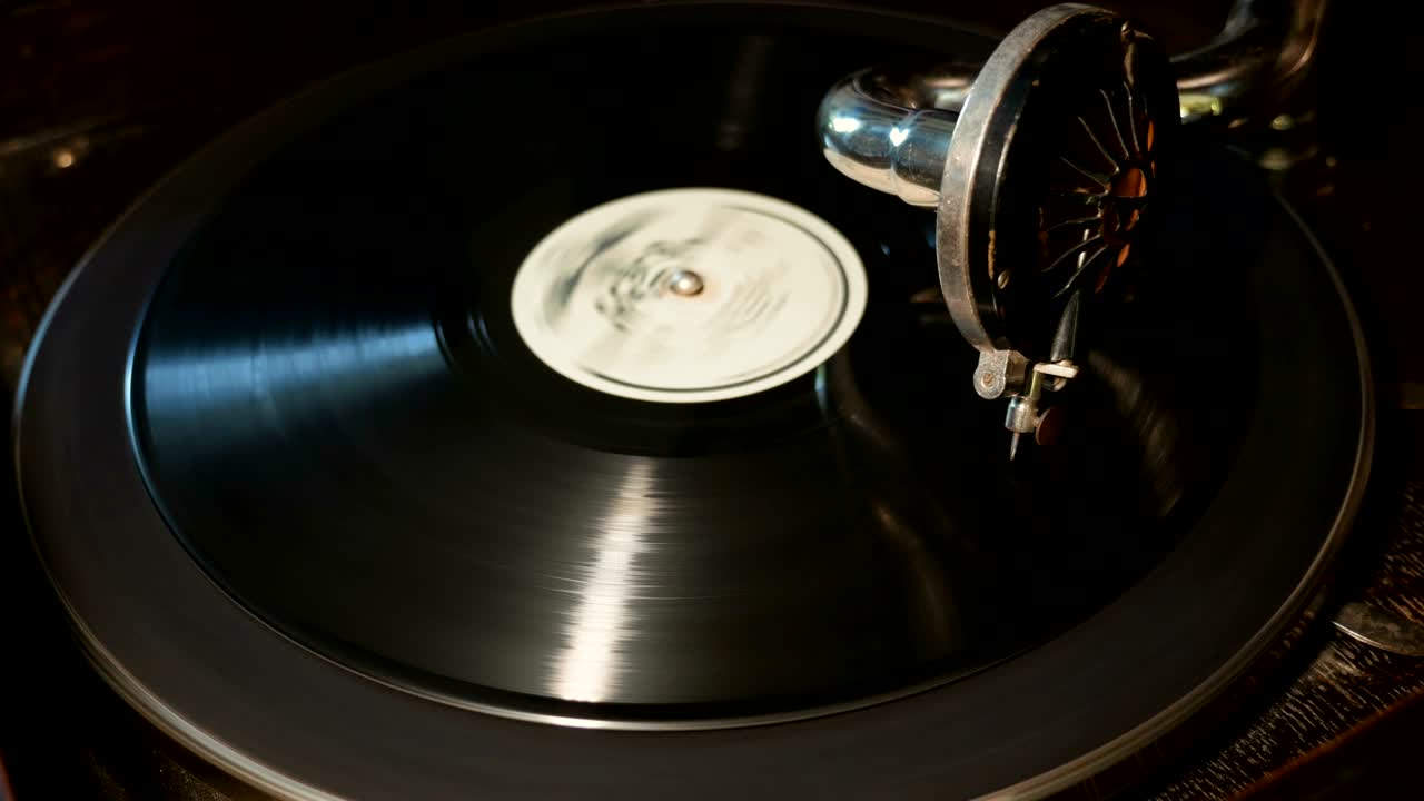 오래된 그래모폰이 비닐 디스크를 재생하고 있습니다.