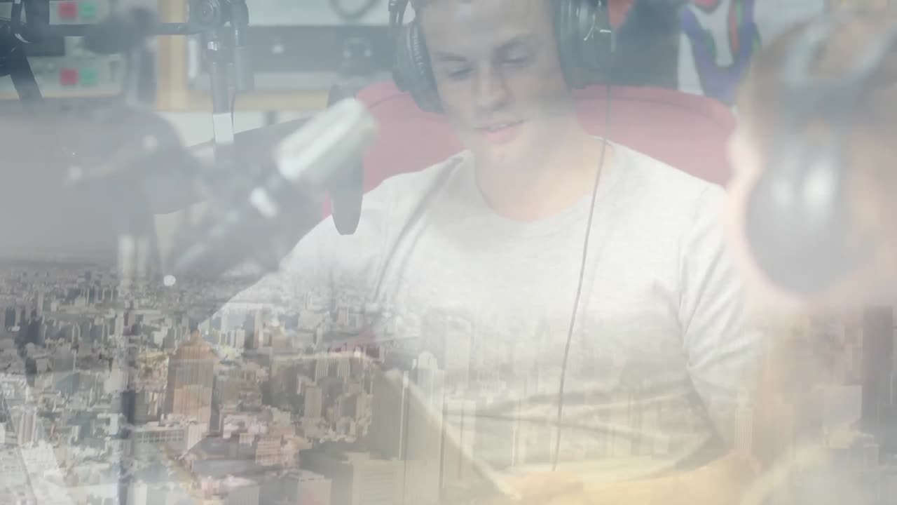 цифровой состав мужского и женского радио диджея обсуждают на радиостанции против городского пейзажа