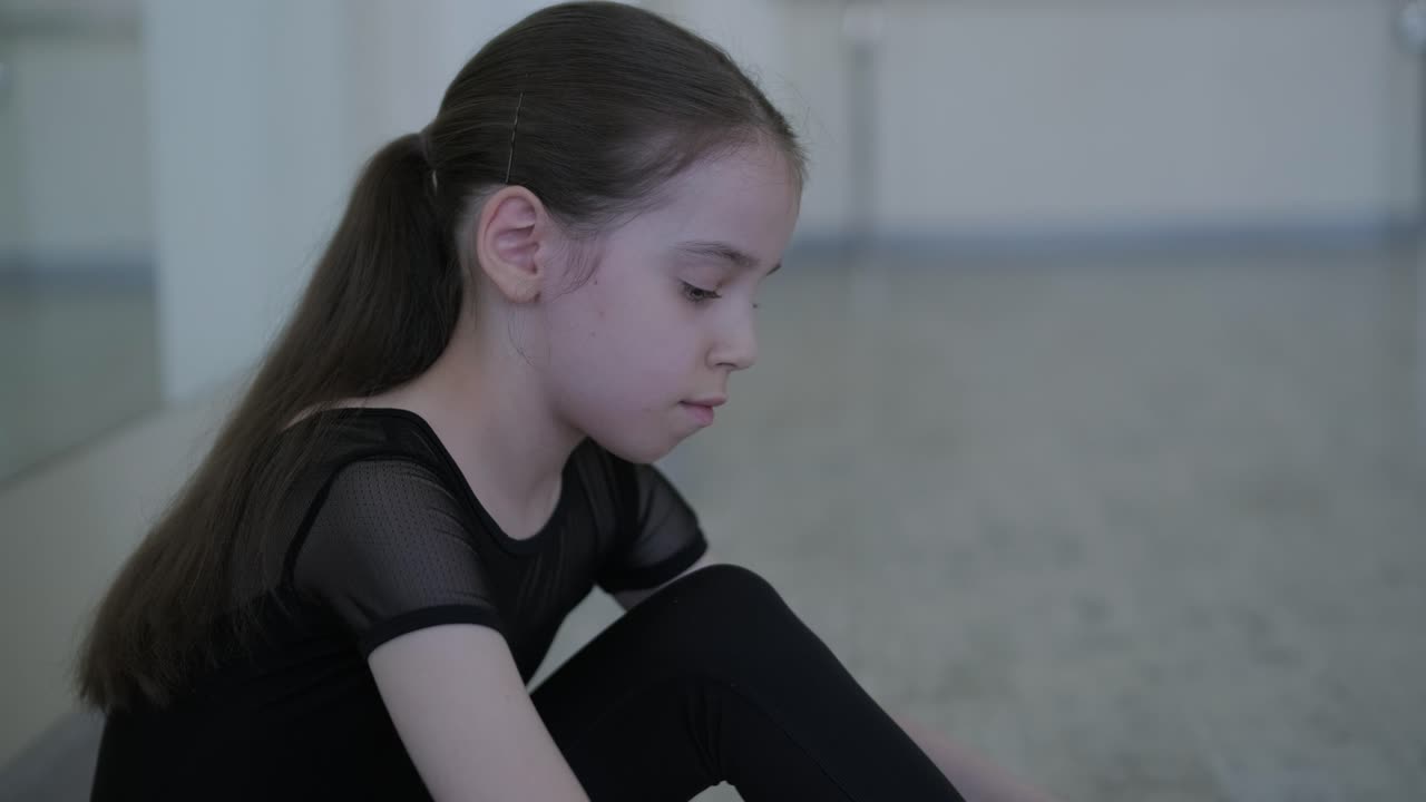 joven bailarina en la lección de estudio. rendimiento de entrenamiento. postura de ejercicio de estiramiento. bailarina practica técnica de equilibrio. elegancia clásica fitness.