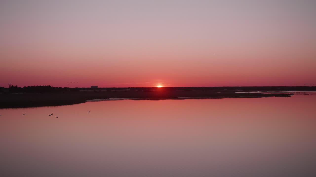 해가 뜨는 아름다운 아침 호수 4k