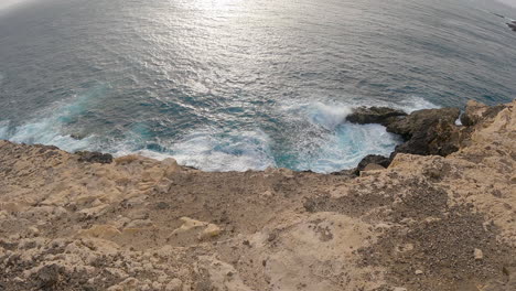 Salpicando-Olas-En-La-Costa-Rocosa-De-La-Isla-De-Fuerteventura,-Islas-Canarias,-España