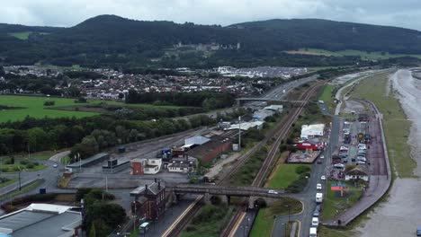 Abergele-Pensarn-Bahnhof-A55-Schnellstraße-Küstenstadt-Nordwales-Absteigende-Luftaufnahme