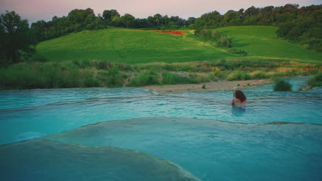 4k-Uhd-Cinemagraph---Nahtlose-Videoschleife-Einer-Jungen-Frau,-Die-Sich-In-Einem-Becken-Mit-Heißen-Thermalquellen-In-Saturnia,-Italien,-Entspannt-1