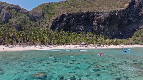 gente en la playa de frontón, las galeras en república dominicana