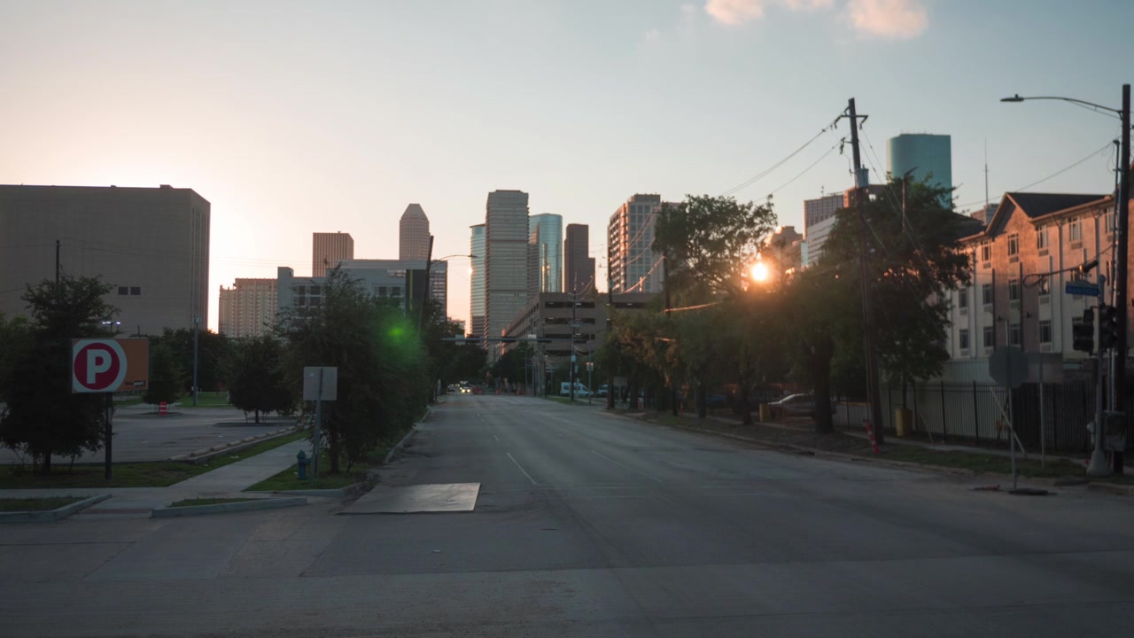 Timelapse cinematográfico del horizonte del centro de Houston, Texas, durante el atardecer, con luz cambiante, rascacielos resplandecientes y un cielo vespertino colorido. Timelapse panorámico del centro de Houston, Texas
