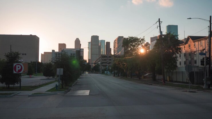 Timelapse cinematografico dello skyline del centro di Houston, Texas, al tramonto, caratterizzato da luci cangianti, grattacieli luminosi e un cielo serale colorato. Timelapse introduttivo del centro di Houston, Texas.