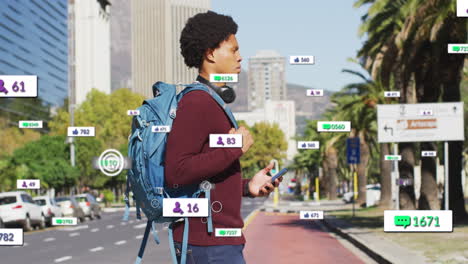Animation-Mehrerer-Benachrichtigungsleisten-über-Einem-Mann-Gemischter-Abstammung,-Der-Sein-Mobiltelefon-In-Der-Hand-Hält-Und-Die-Straße-überquert