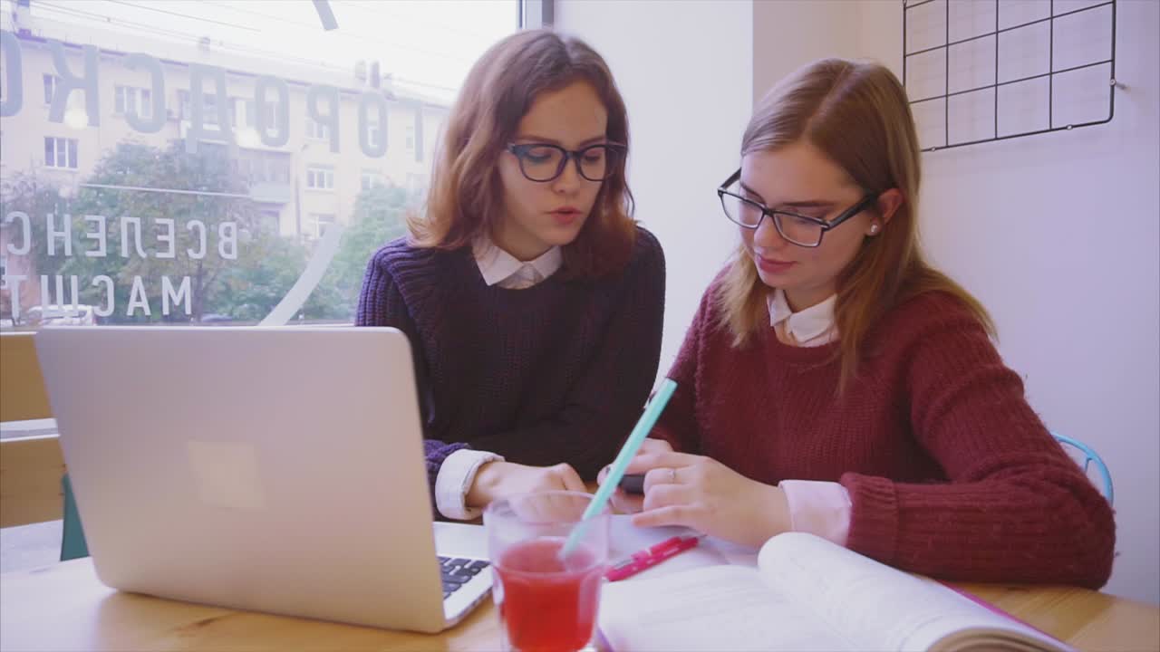 estudiantes estudiando juntos en un café