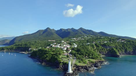 Drone-Volando-Hacia-El-Faro-De-Vieux-fort-Con-Un-Hermoso-Paisaje-De-Fondo,-Guadalupe