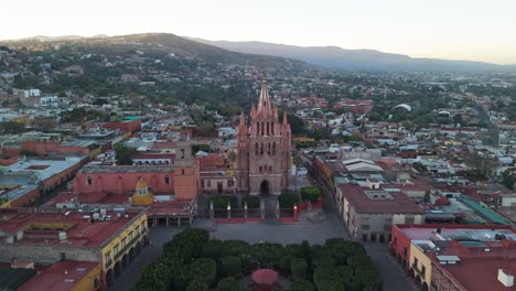 Luftaufnahme-Der-Gärten-Des-Stadtplatzes-Von-San-Miguel-De-Allende-Bei-Sonnenaufgang