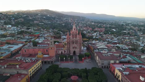 vista aérea al amanecer de los jardines de la plaza de la ciudad de san miguel de allende