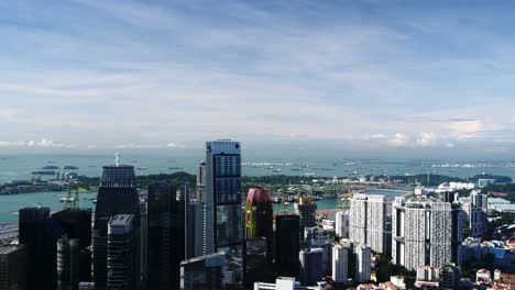 Impresionante-Vista-De-Singapur-Con-El-Icónico-Distrito-De-Negocios-Y-El-Puerto-A-Lo-Lejos