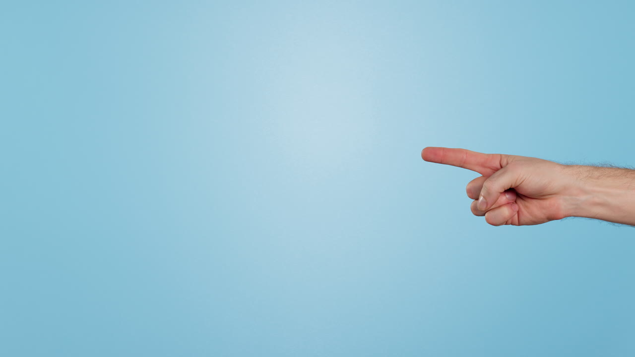 광고용 모형을 가리키는 손