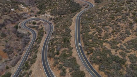 4k de seguimiento aéreo siguiendo el coche hasta el sinuoso camino de montaña prescott natl forest