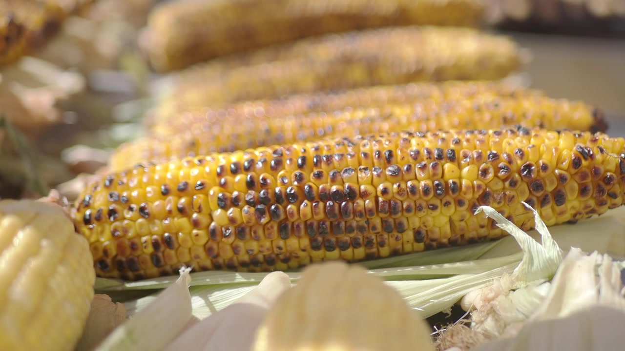 Appetizing Grilled Corn on the Cob with Charred Kernels