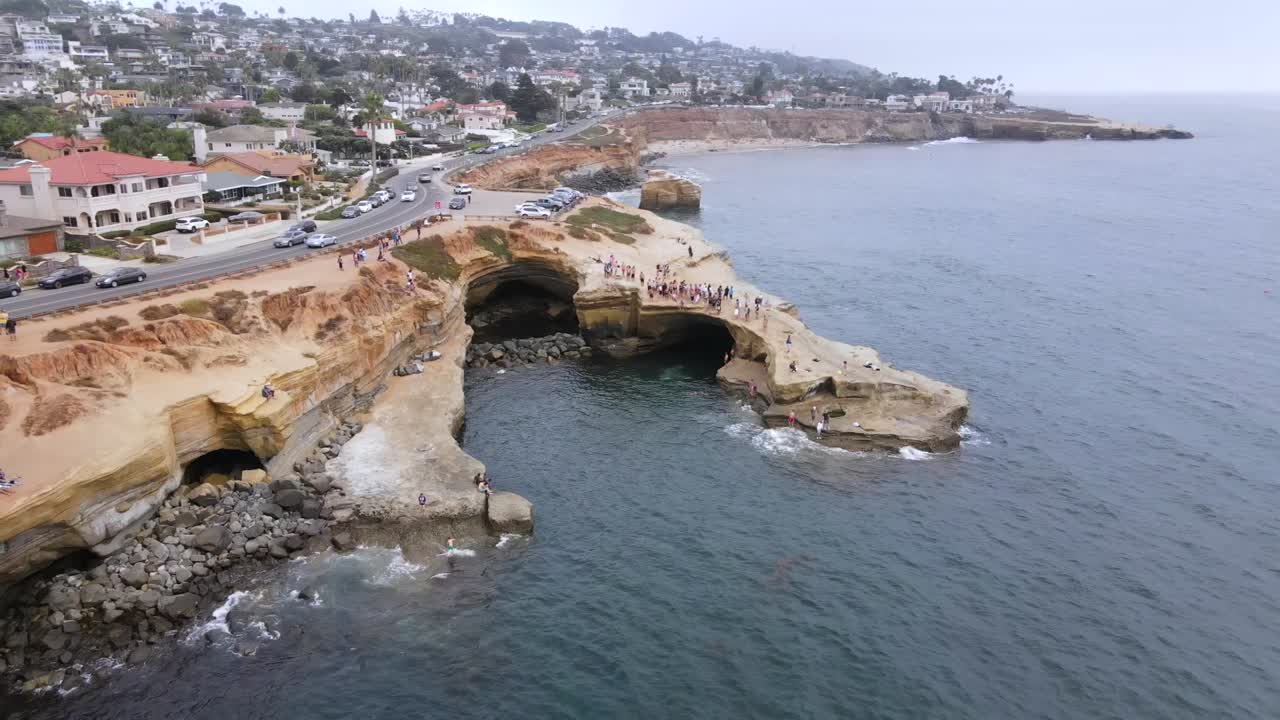 태평양 해변 샌디에고 캘리포니아에서 일몰 절벽 위에 공중