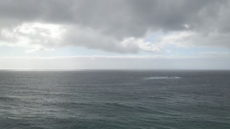 Océano-Tranquilo-Con-Nublado-Cerca-De-La-Playa-De-Bronte---Sydney,-Nsw,-Australia