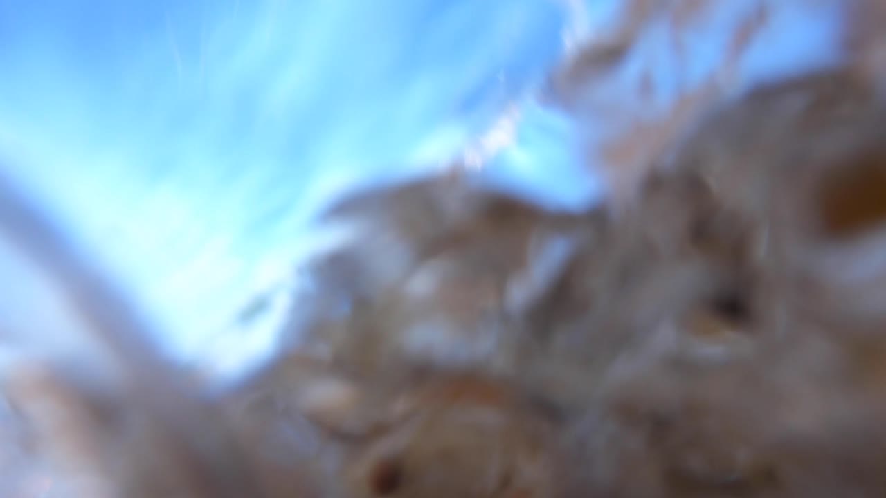 해안에 부서지는 파도의 지상 샷