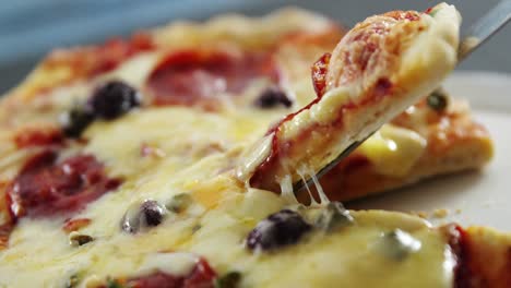 una deliciosa pizza italiana en la mesa