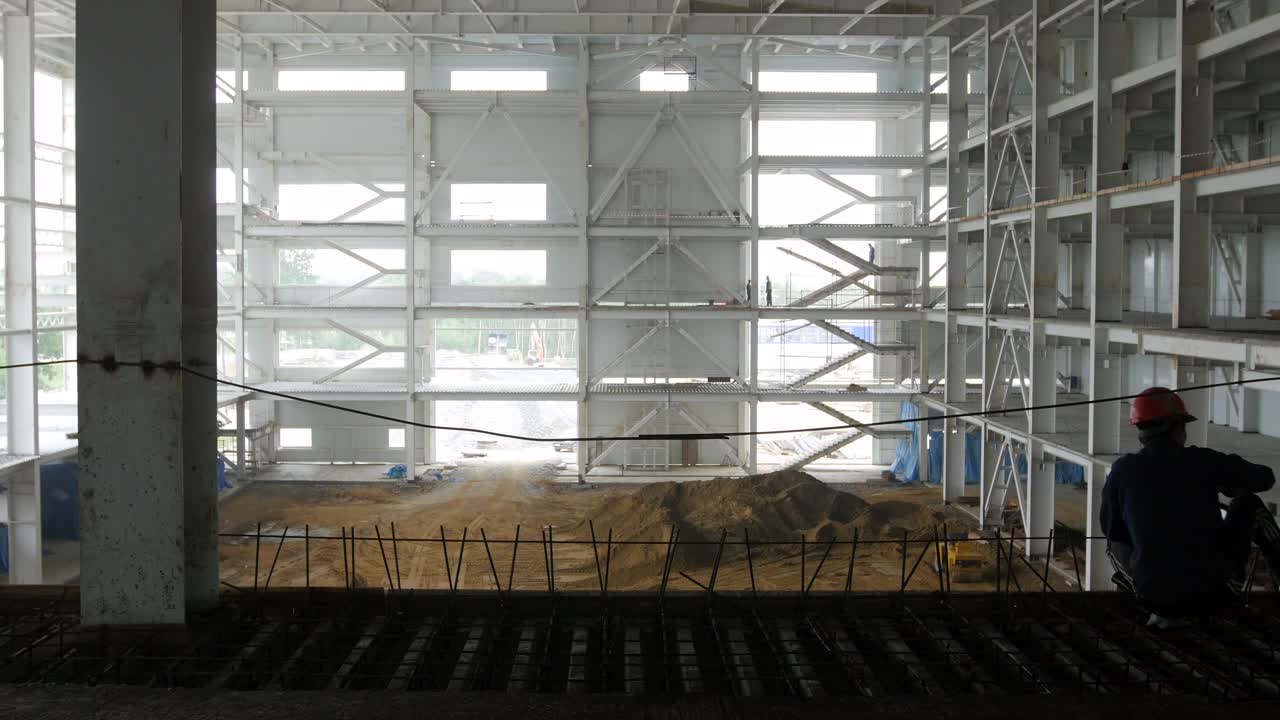 vista amplia de un sitio de construcción comercial incompleto