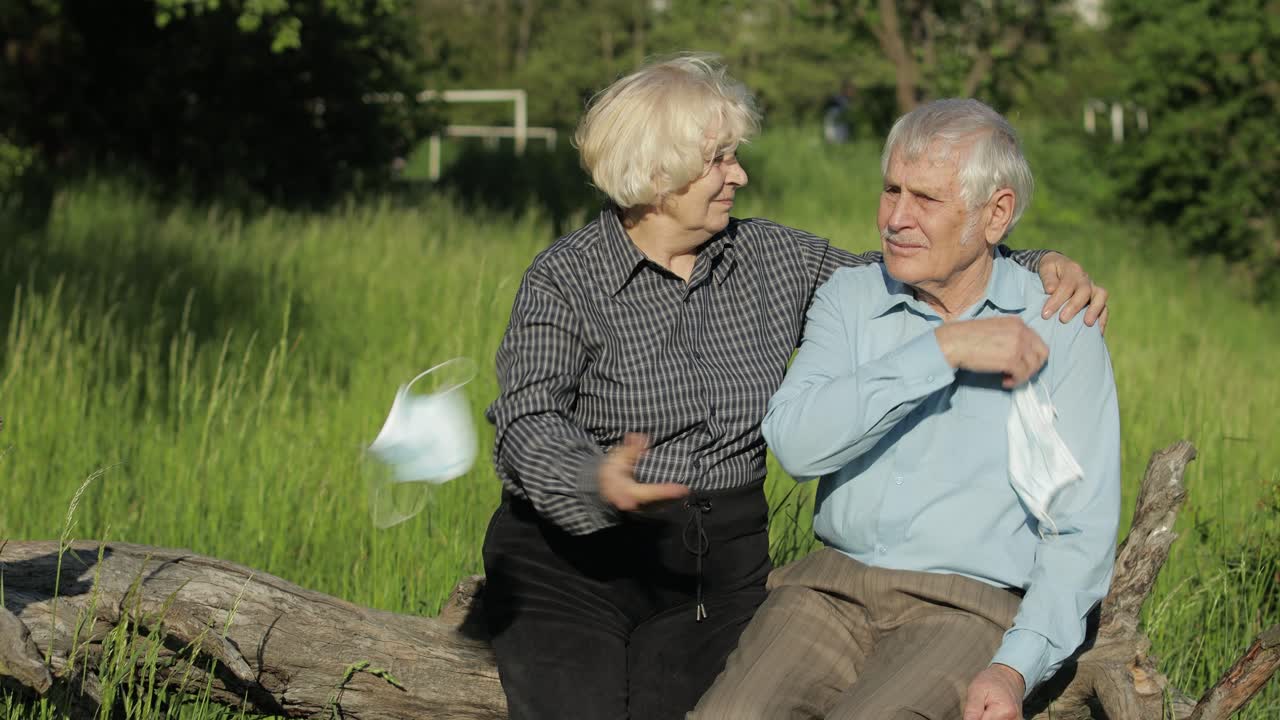 노인 부부 가족이 코로나19 격리 기간이 끝난 후 의료 마스크를 벗는다.