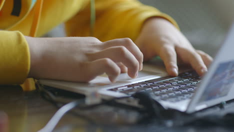 Primer-Plano-De-Las-Manos-De-Un-Niño-En-El-Teclado-De-Una-Computadora-Portátil