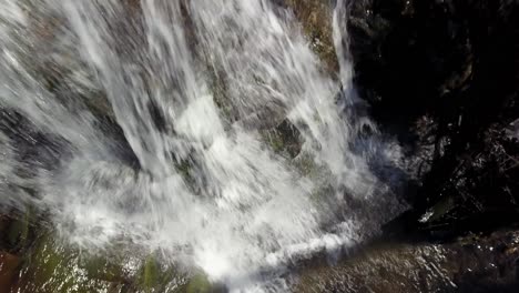 Acercamiento-Aéreo-A-La-Cima-De-Una-Cascada-De-Montaña-Cerca-De-Roca-Soplante,-Carolina-Del-Norte