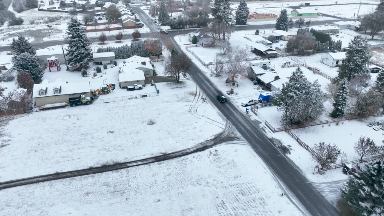 눈으로 뒤덮인 시골 지역을 운전할 때 검은색 suv를 추적하는 조감도
