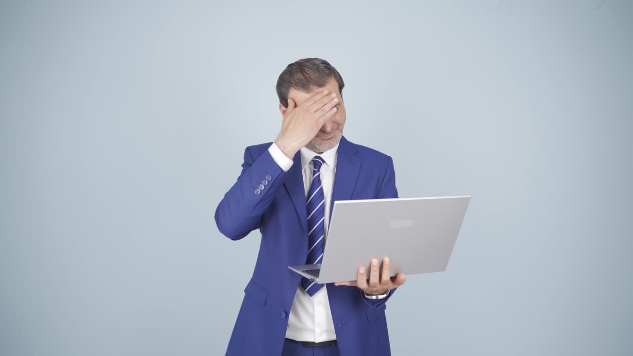 el hombre de negocios mirando la computadora portátil se frustra, está triste e indefenso.