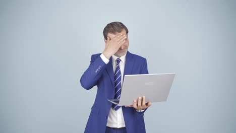 el hombre de negocios mirando la computadora portátil se frustra, está triste e indefenso.