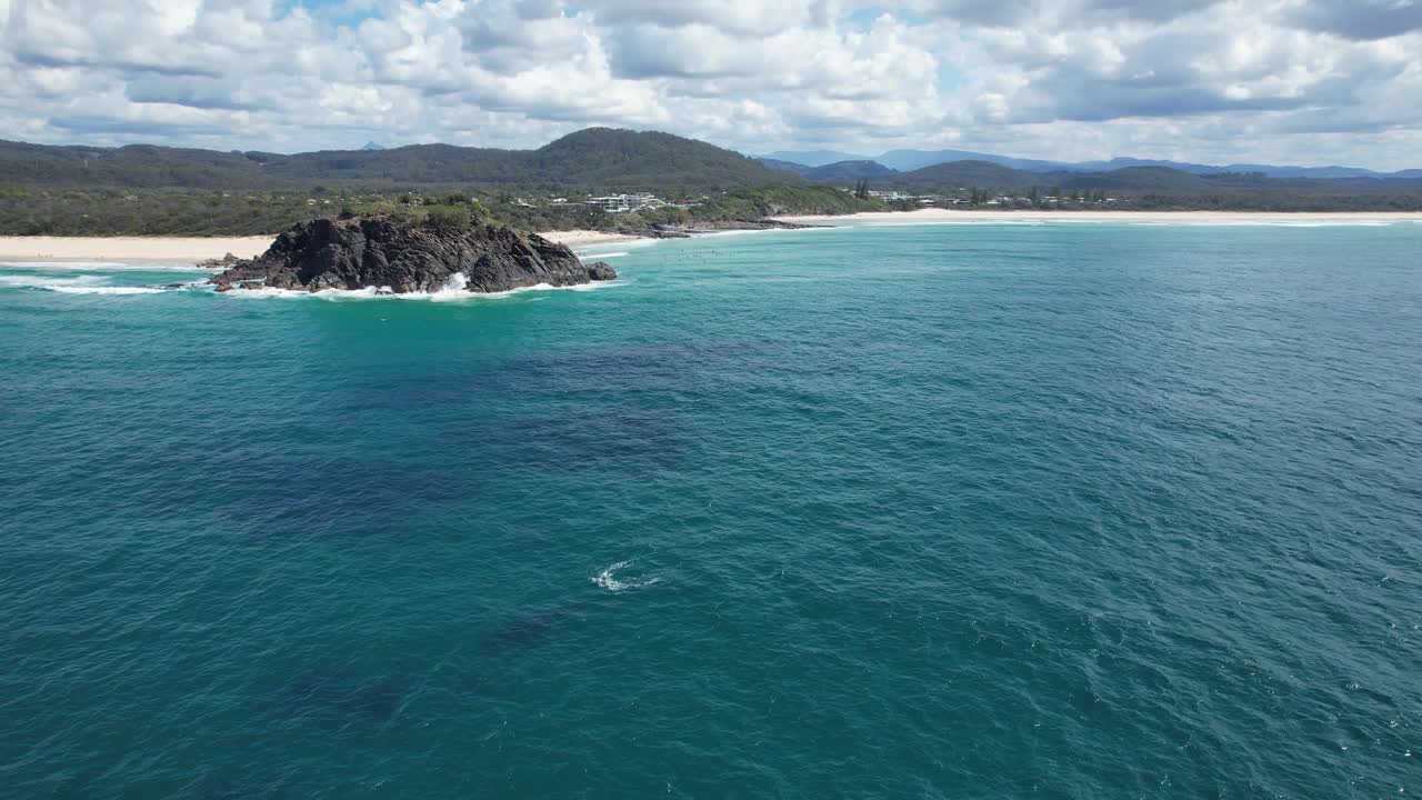 playa cabarita a lo largo de la costa del mar de coral en nueva gales del sur, australia - foto aérea