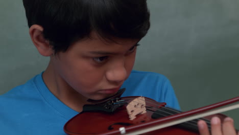 Lindo-Alumno-Tocando-El-Violín-En-El-Aula