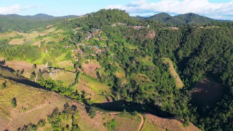 drone sobre el norte de tailandia provincia de mae hong son impresionante paisaje montañoso al atardecer imágenes aéreas pequeño pueblo remoto
