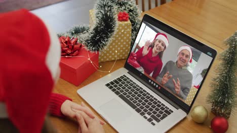 Mujer-Caucásica-En-Videollamada-En-Una-Computadora-Portátil-Con-Una-Amiga-Y-Un-Padre-Mayor-En-Navidad