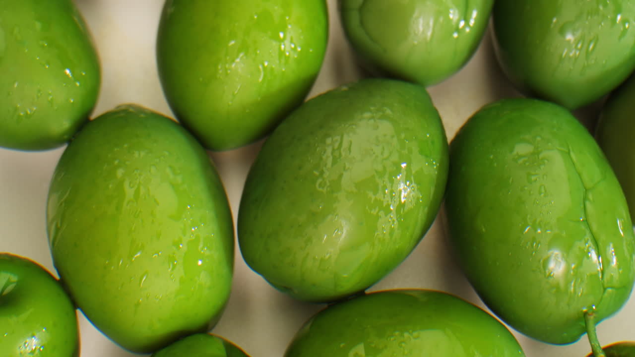 고품질의 4k 영상으로 그리스에서 배경으로 인 둥근 녹색 올리브.