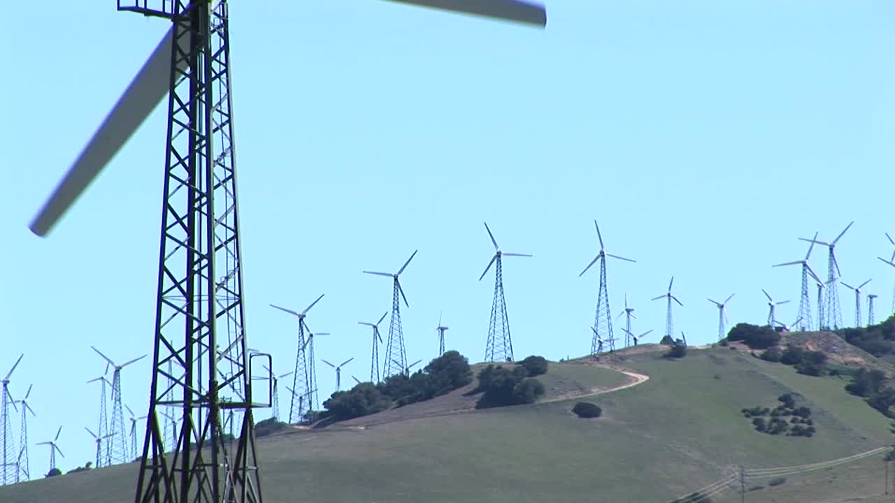 tehachapi 캘리포니아에서 멀리 떨어진 수많은 터빈이 있는 하나의 풍력 터빈을 닫습니다.