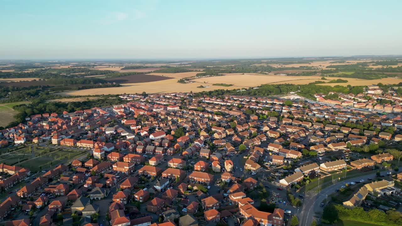 panning movimiento aéreo sobre el centro de aylesham en la hermosa luz del sol, reino unido