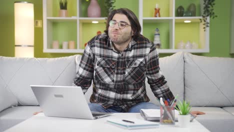 joven reflexivo con metas y logros en sus sueños.