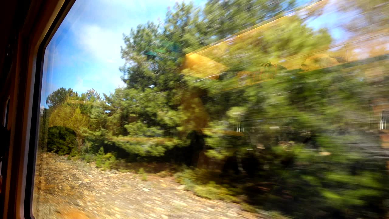 turbina eólica. disparar desde el tren en movimiento. españa.