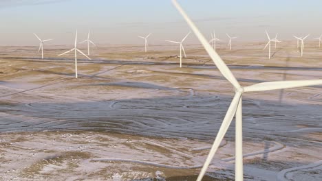 Luftaufnahmen-Von-Windkraftanlagen-An-Einem-Kalten-Winternachmittag-In-Calhan,-Colorado