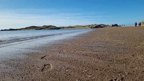 Cámara-Lenta-Retrocediendo-A-Través-De-Huellas-Humanas-Dejadas-En-Una-Cálida-Playa-De-Arena-Dorada-Iluminada-Por-El-Sol-Al-Amanecer