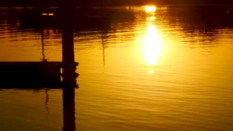 Reflexion-Des-Sonnenaufgangs-In-Der-Nähe-Des-Piers-Reflexion-Des-Wassers-Des-Sonnenaufgangs-In-Der-Nähe-Des-Piers-Von-St.-Kilda